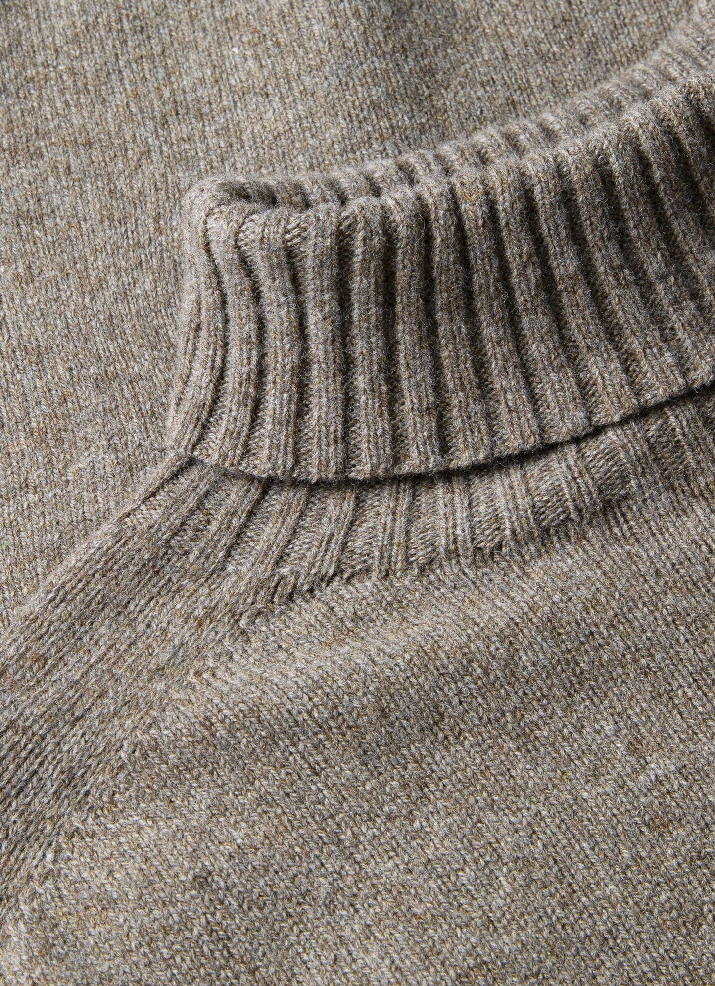 Mens Lambswool Roll Neck In Bark Mjum8129 Brgc